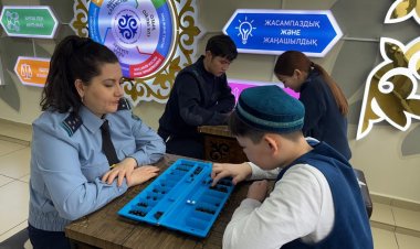 Полицейские Павлодара сыграли со школьниками в тогызкумалак