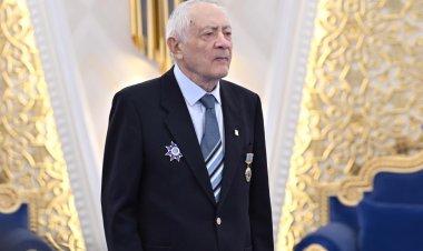 Глава государства вручил звание «Қазақстанның Еңбек Ері» Ерванду Ильинскому