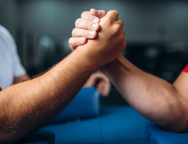 Екібастұздағы сайлау учаскелерінің бірінде сайлаушылар армрестлингтен күш сынасты