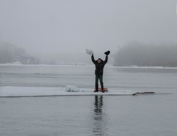 В Павлодар спасатели сняли человека с оторвавшейся льдины