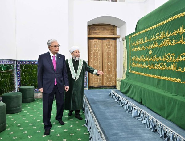 Президент Қасым-Жомарт Тоқаев Қожа Ахмет Ясауи кесенесіне зиярат етті