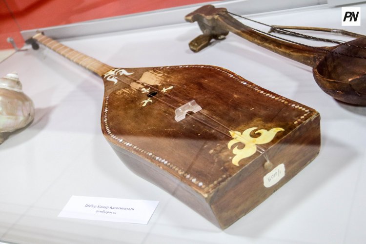 Домбра с раковиной моллюска «казахского Страдивари» хранится в Павлодаре