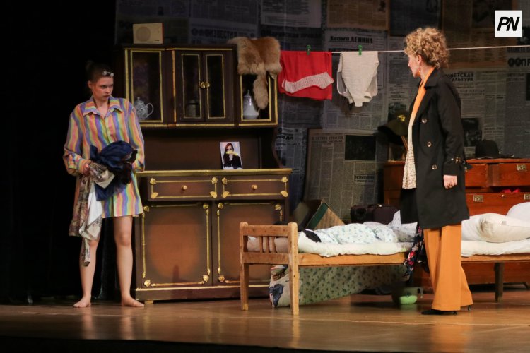 В Павлодаре театральная премьера раскрыла закулисную правду актёрской жизни