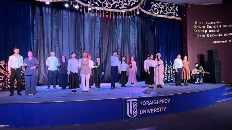 Павлодарлық студенттер «Сөнген шырақ» қойылымын сахналады