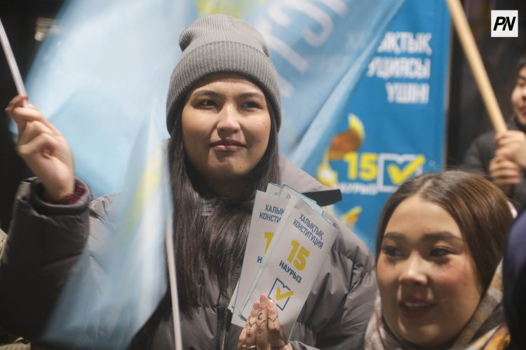 Павлодар встретил поезд патриотической акцией молодежи