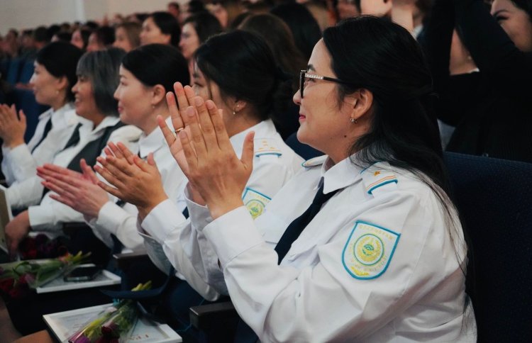 В Павлодаре сотрудниц полиции наградили накануне 8 Марта