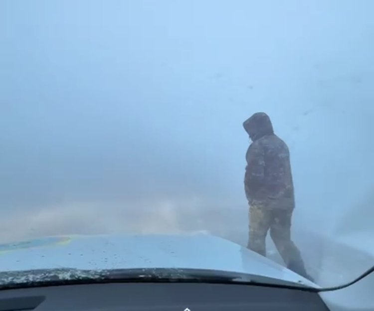 Боранда павлодарлық құтқарушы автоколоннаға жаяу жол көрсетті