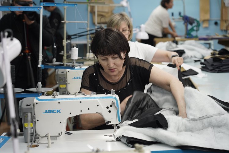 Павлодар облысындағы ірі өнеркәсіптерді арнайы киіммен кім қамтамасыз етеді?