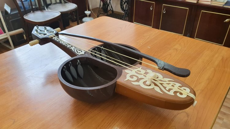 Иса Байзақов атындағы филармонияға 3D-қобыз сыйға берілді