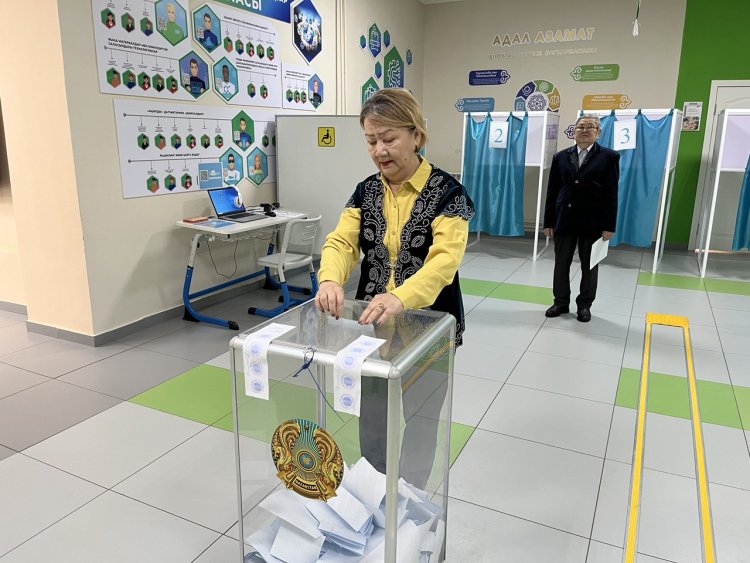 Павлодарцы сделали свой выбор на референдуме в национальных костюмах