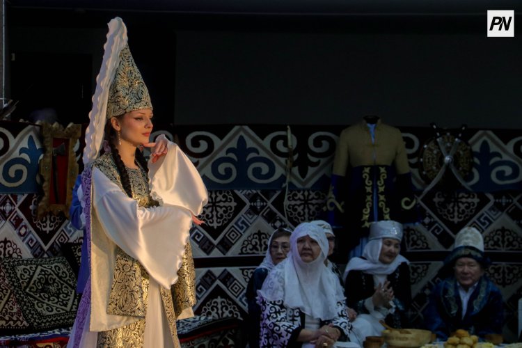 В Павлодаре ко Дню национальной одежды прошёл показ мод