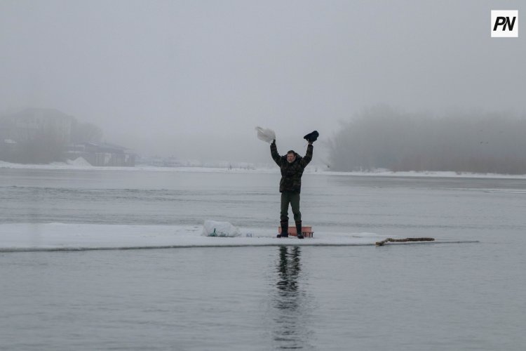В Павлодар спасатели сняли человека с оторвавшейся льдины