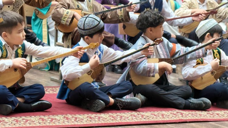 В Павлодарской области 500 юных домбристов одновременно сыграли легендарные кюи