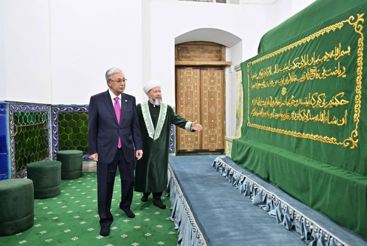 Касым-Жомарт Токаев посетил Мавзолей Ходжи Ахмеда Яссауи