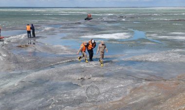 В Павлодарской области рыбаков вызволили из ледяного плена