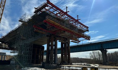 Ертіс өзені үстіндегі жаңа көпірдің құрылысы қарқынды жүріп жатыр