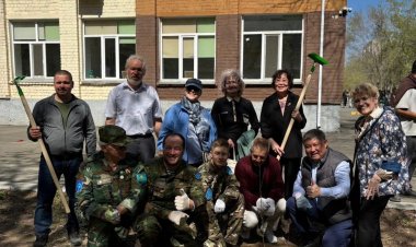 Павлодарлық оқушылар батырлар рухына арнап ағаш отырғызды