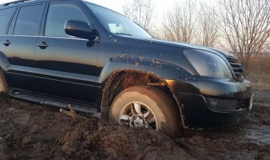 В Павлодарской области два автомобиля застряли у озера