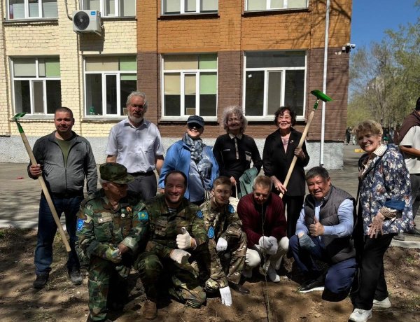 Павлодарлық оқушылар батырлар рухына арнап ағаш отырғызды