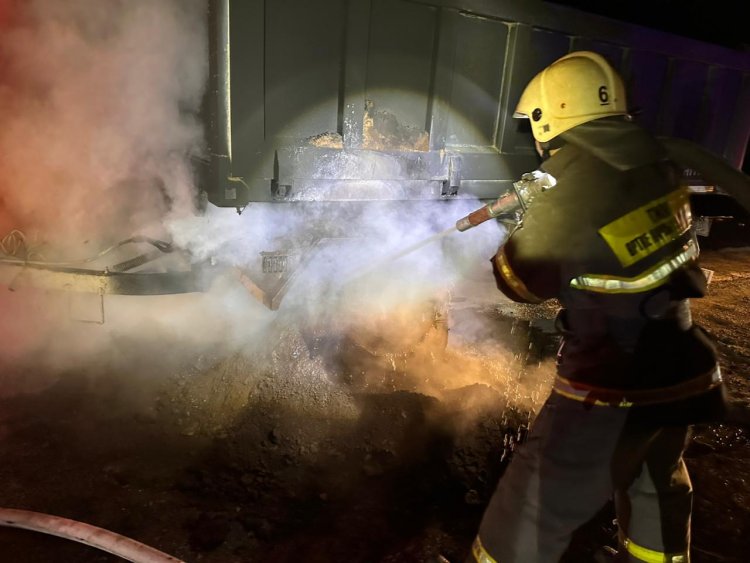 Майқайың–Екібастұз автожолында жүк көлігінің дөңгелегінен өрт шықты