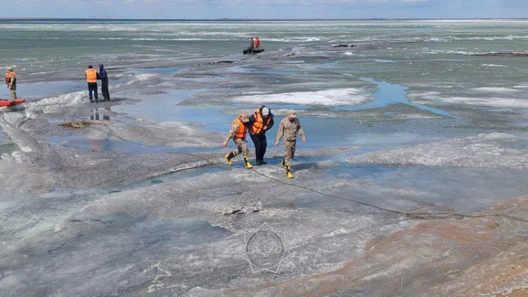 В Павлодарской области рыбаков вызволили из ледяного плена