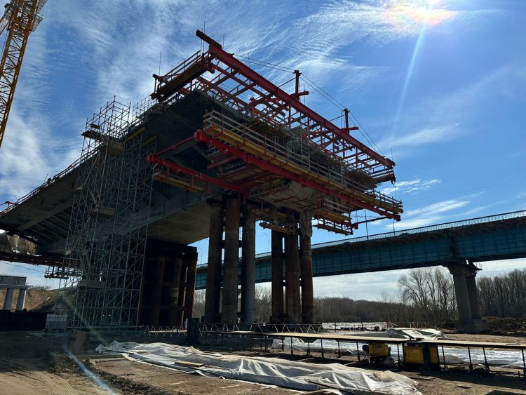 Ертіс өзені үстіндегі жаңа көпірдің құрылысы қарқынды жүріп жатыр