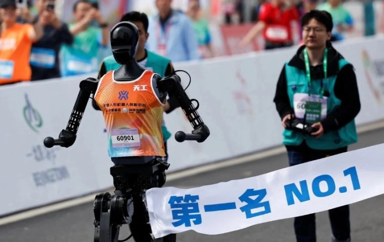 Бейжің жартылай марафонында роботтар адамдармен бірге жүгіреді