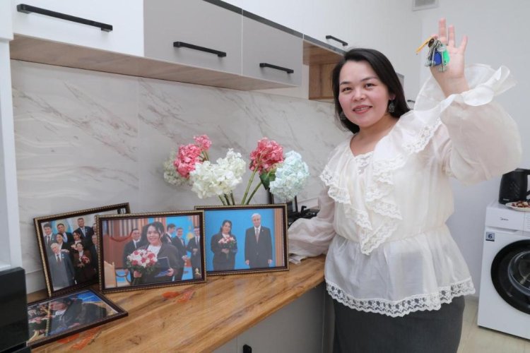 Касым-Жомарт Токаев вручил ключи от квартир молодым ученым