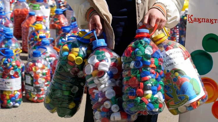 Бір қақпақ – бір үміт: Павлодарда қайырымдылыққа бағытталған экобастама өтті