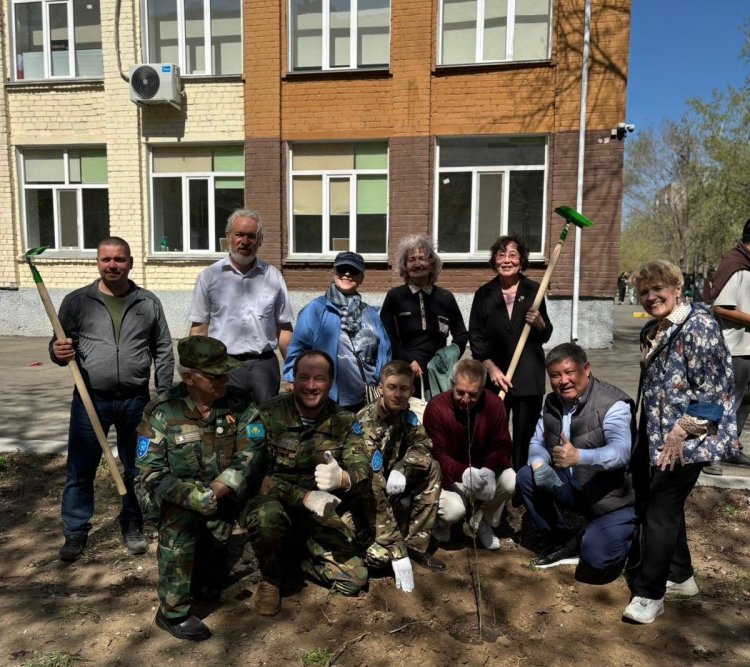 Павлодарлық оқушылар батырлар рухына арнап ағаш отырғызды