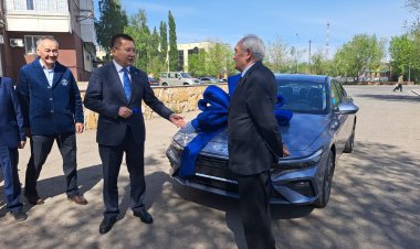Асаин Байханов вручил ключи от нового автомобиля экибастузским ветеранам