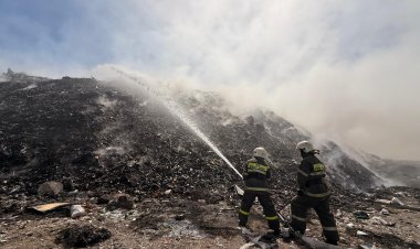 В Павлодаре продолжают тушить полигон твёрдых бытовых отходов
