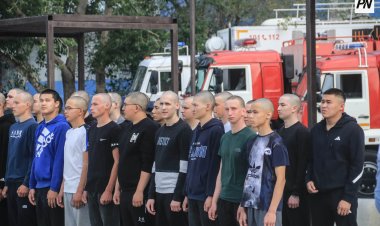 Призывников из Павлодара торжественно отправили в воинскую часть МЧС