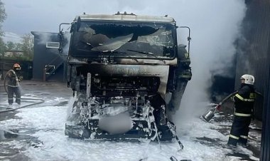 Павлодарда жүк көлігі отқа оранды