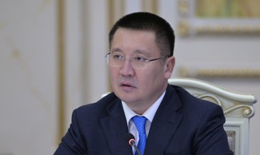 Аким Павлодарской области принял участие в книжном челлендже-эстафете