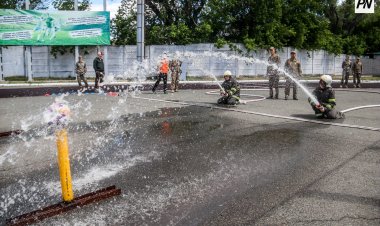 Павлодар облысында күштік құрылым мамандары лагерьдегі балаларға тосынсый жасады