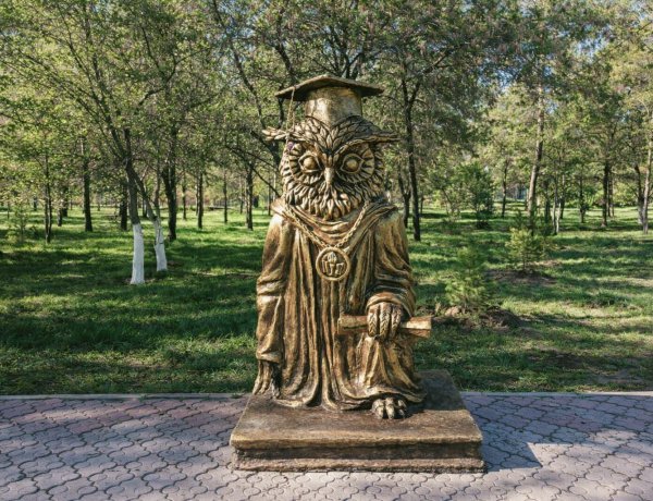 Жаңа арт-нысан: Павлодарда «ғалым» үкі пайда болды