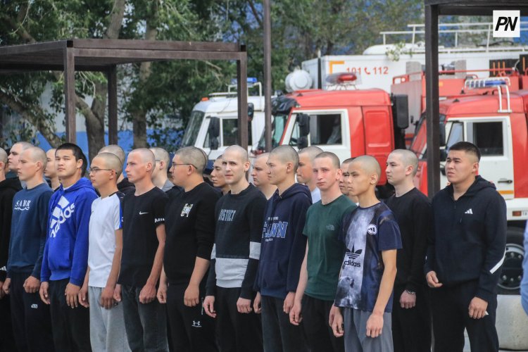 Призывников из Павлодара торжественно отправили в воинскую часть МЧС