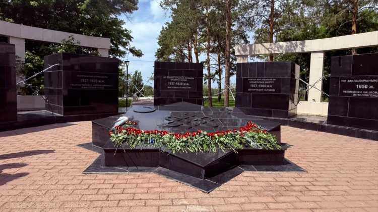 Павлодарцы почтили память жертв политических репрессий и голода