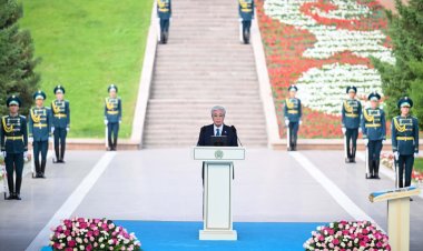 Президент Мемлекеттік ту көтеру рәсіміне қатысты