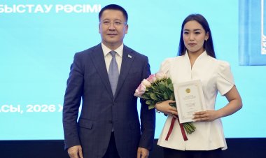 Молодёжи Павлодарской области вручили специальные издания новой Конституции