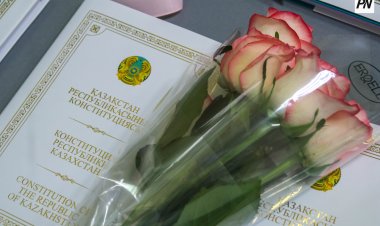 Специальные издания новой Конституции получили сотни павлодарцев