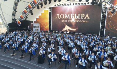 Тысячи павлодарских школьников сыграли на набережной знаменитый кюй