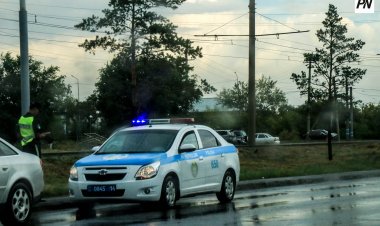 Павлодарда полицейлер ес-түссіз жатқан ер адамды ауруханаға жеткізуге көмектесті