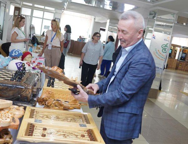 Ақсулық шеберлер қолмен жасалған ағаш шахматты көпшілік назарына ұсынды