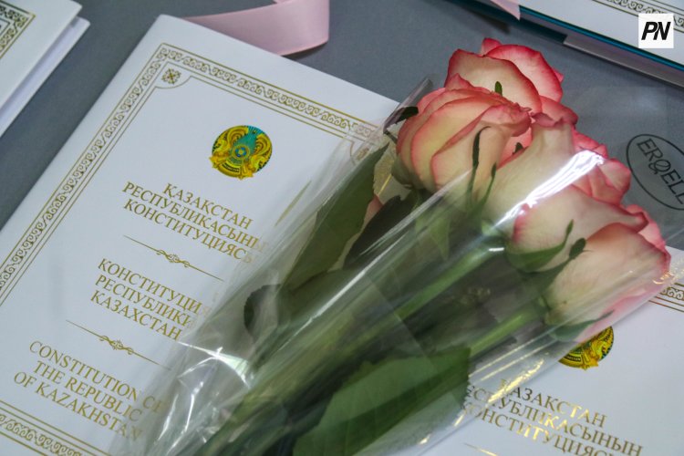 Специальные издания новой Конституции получили сотни павлодарцев