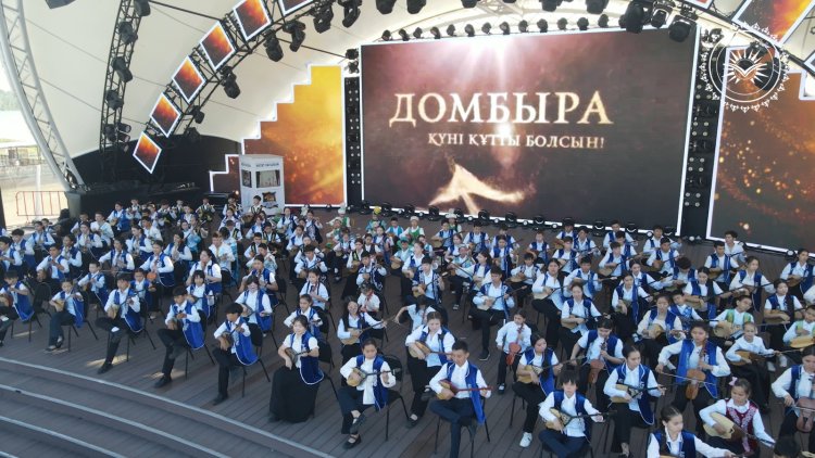 Тысячи павлодарских школьников сыграли на набережной знаменитый кюй