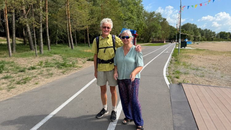 Павлодар жағалауындағы ағылшын жұбының серуені жұртты сүйсінтті