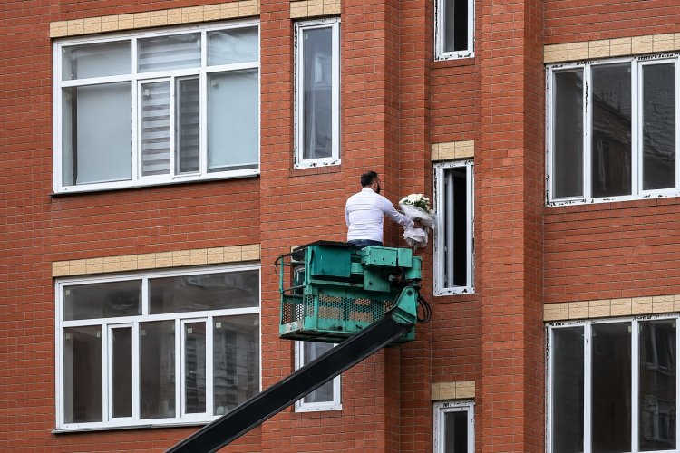 «Да» на высоте: павлодарец необычно позвал любимую замуж