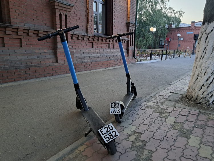 Павлодарские самокатчики обязаны иметь водительское удостоверение и защитный шлем